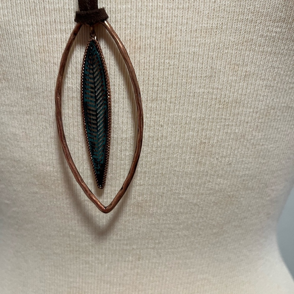 Long pendant necklace